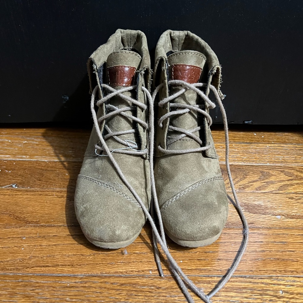 Women’s size 6 mad love shoes